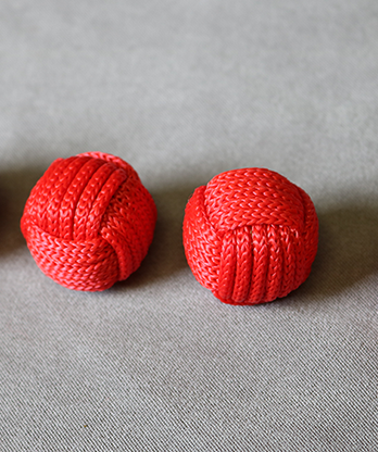 Monkey Fist Cups and Balls (4 Balls) by Leo Smetsters - Trick