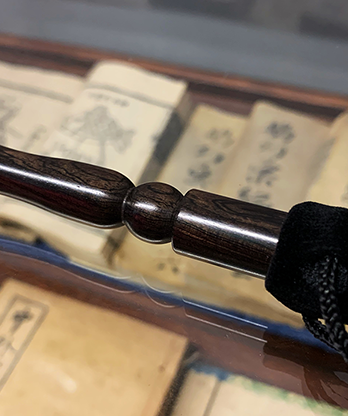 Wooden wand PRO (Bold Black) by Harry He & Bacon Magic - Trick