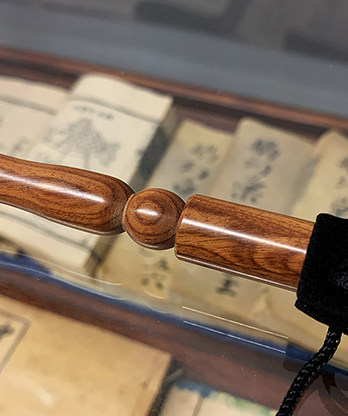 Wooden wand PRO (Bold Brown) by Harry He & Bacon Magic - Trick